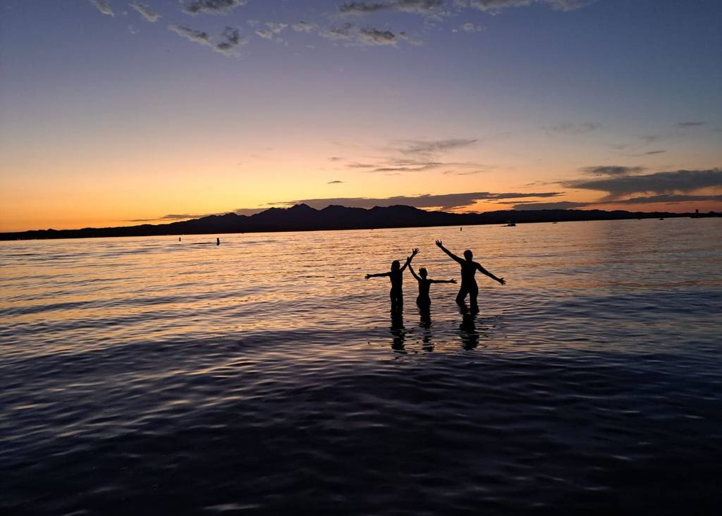 Zonsondergang boven Lake Havasu, Arizona, Amerika