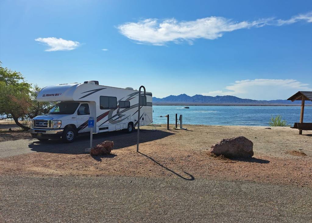 De camper aan de oever van Lake Havasu, Arizona, Amerika