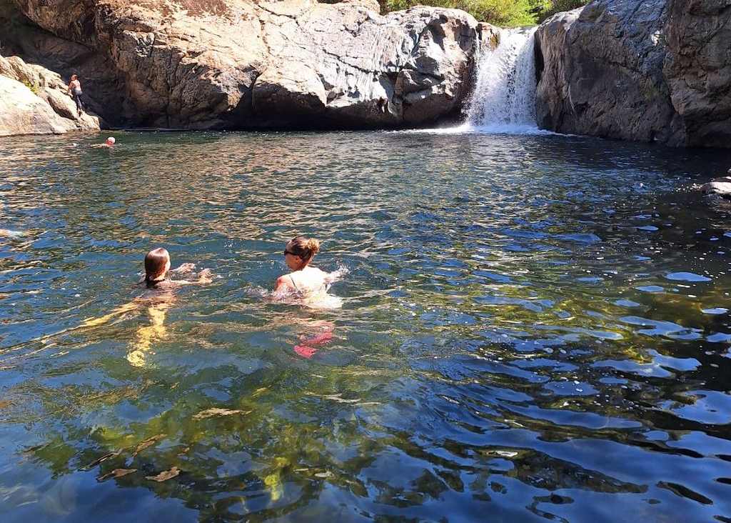 Zwemmen in een rivier met rotsen onderweg door Californië, Amerika