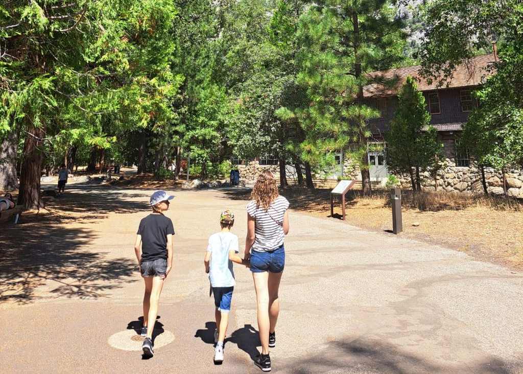 Wandelen naar de waterval in Yosemite National Park, Californië, Amerika