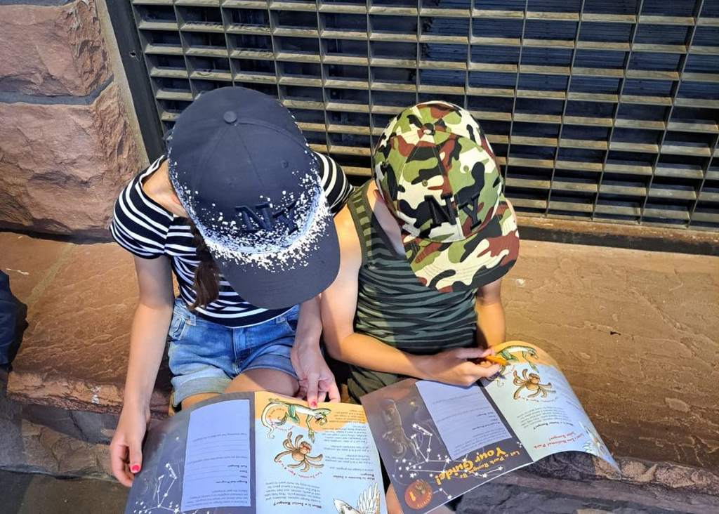 Twee kinderen met de parkkaart op schoot, Utah, Amerika