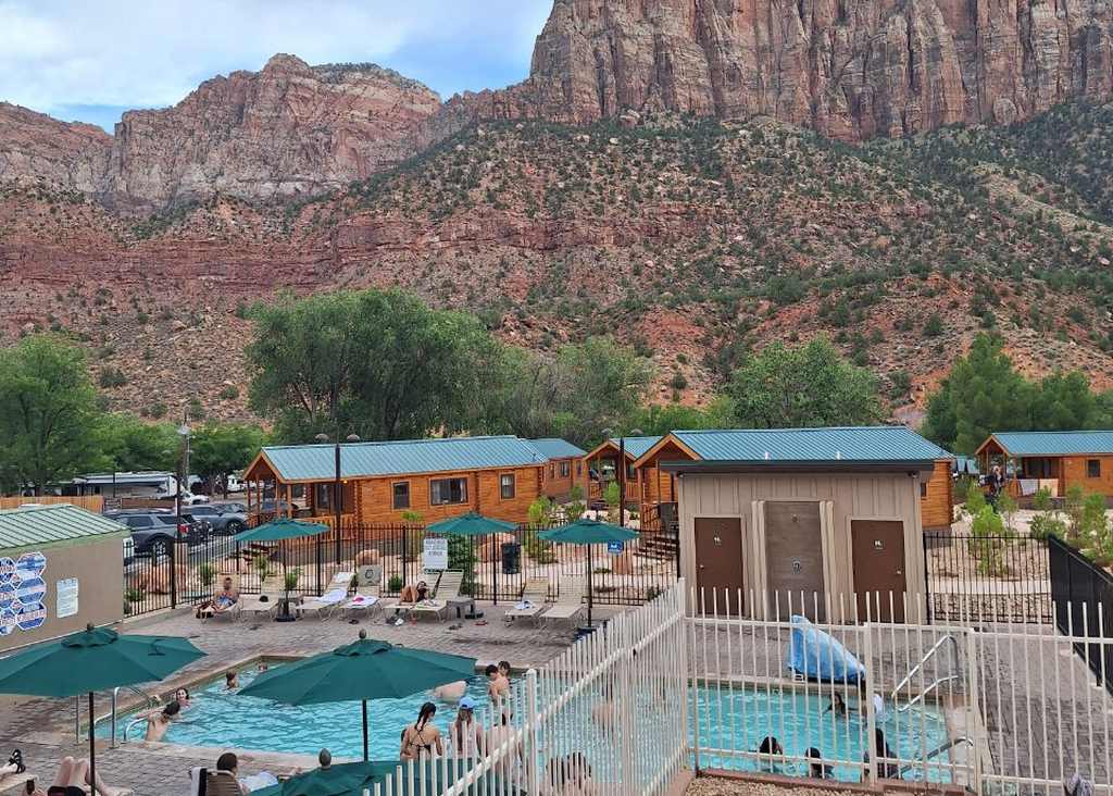 Het zwembad van de camping met de rode rotsen erachter, Utah, Amerika