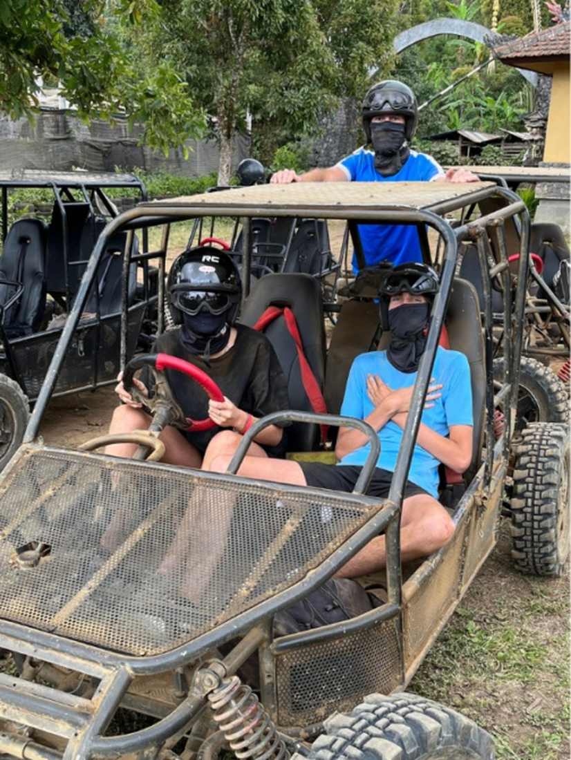 Het gezin in twee buggy's op Bali, Indonesië