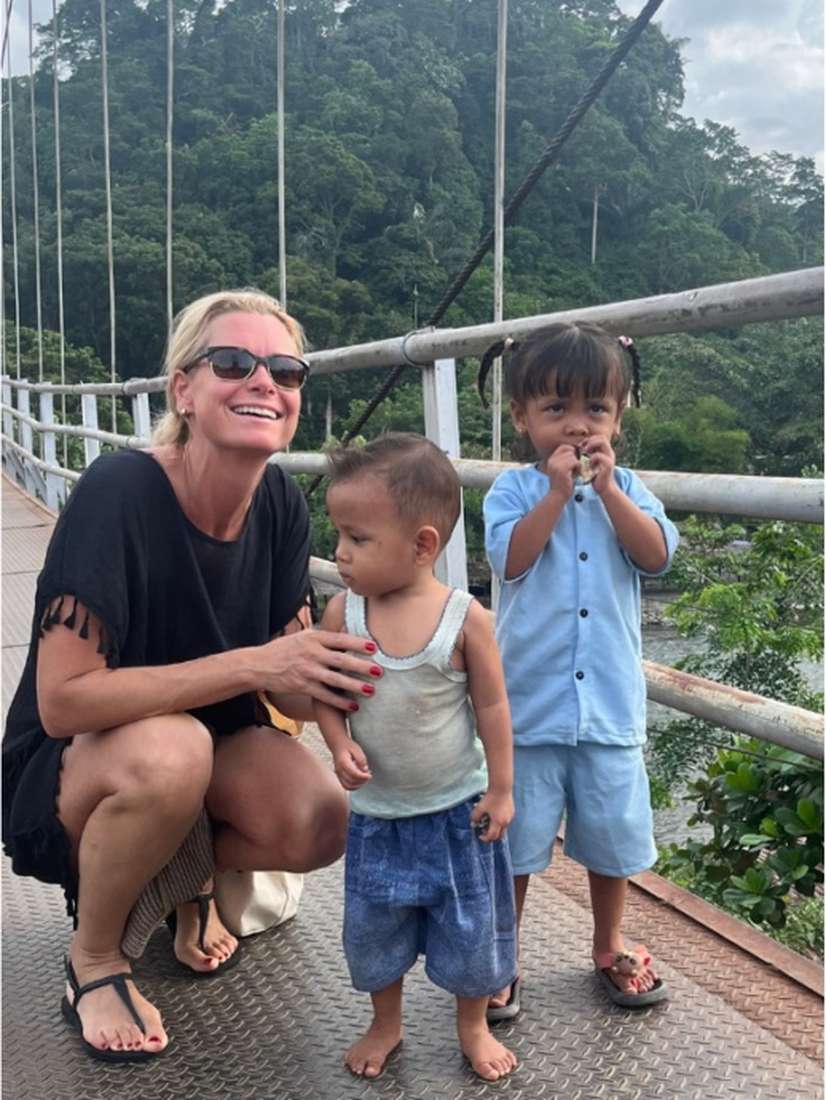 Nicole maakt een praatje met twee kinderen uit het dorp, Indonesië