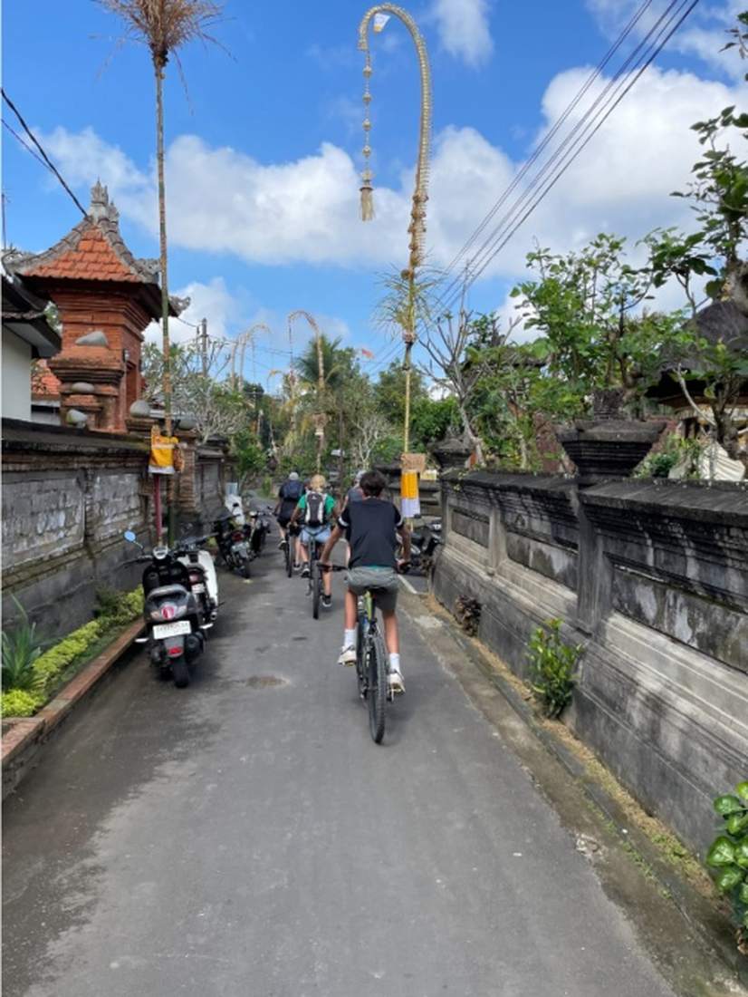 Fietsen over een dorpsweg op Bali, Indonesië