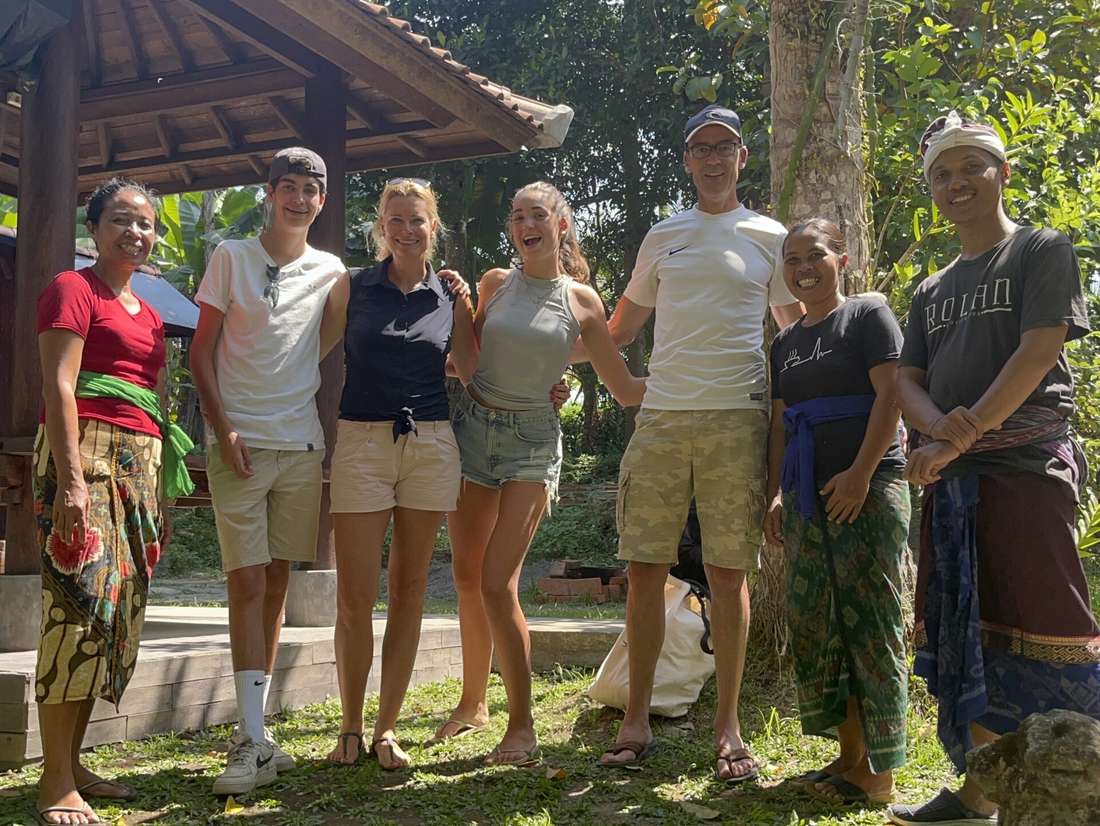 Het gezin samen met een lokale familie op Bali, Indonesië