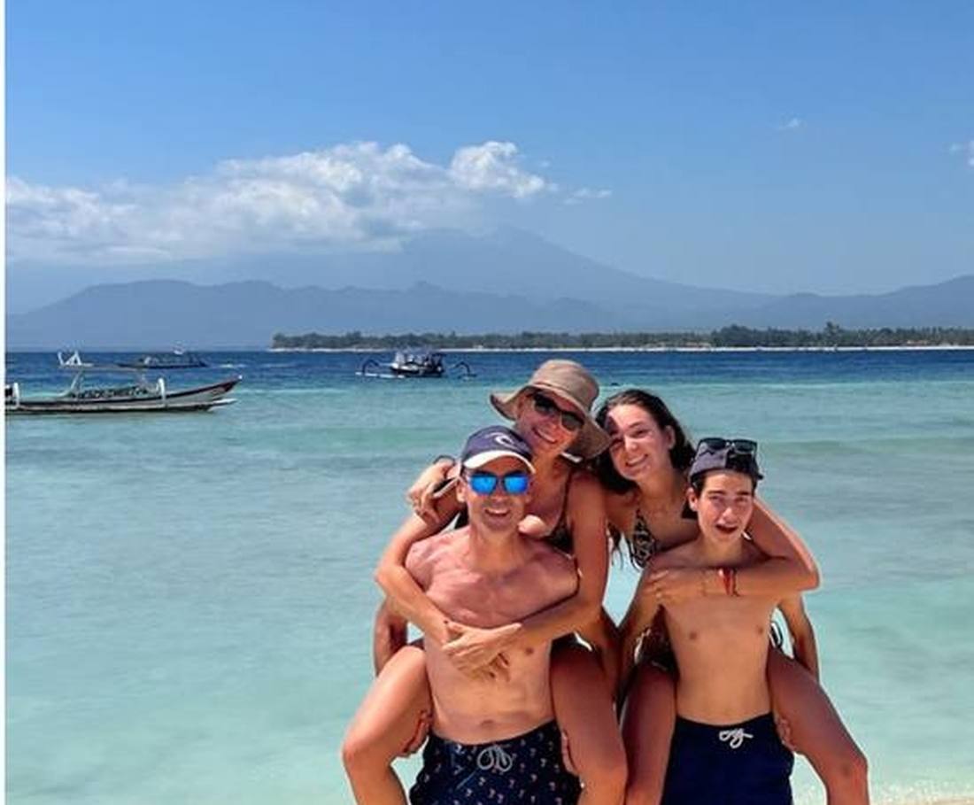 Nicole en René met hun tieners op het strand van Gili Air, Indonesië