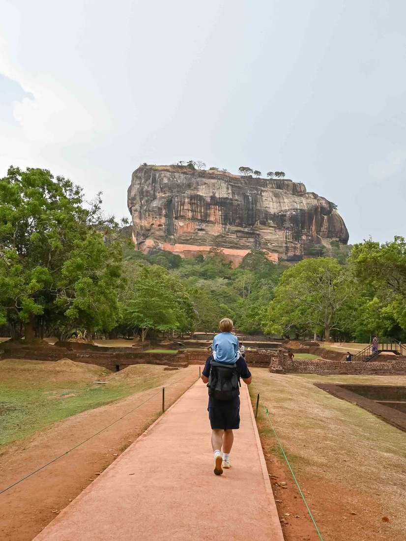 Een van de jongens loopt over het pad naar de Leeuwenrots, Sri Lanka