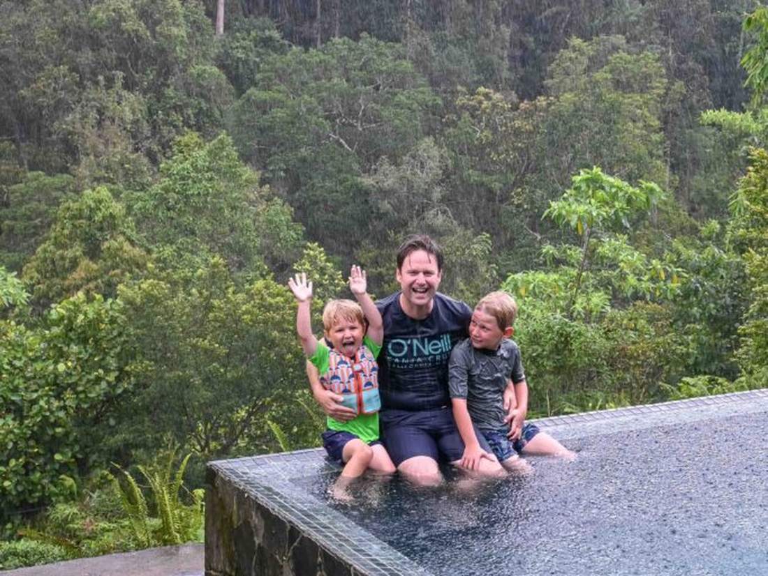 Zwembad aan de rand van het regenwoud in Sri Lanka