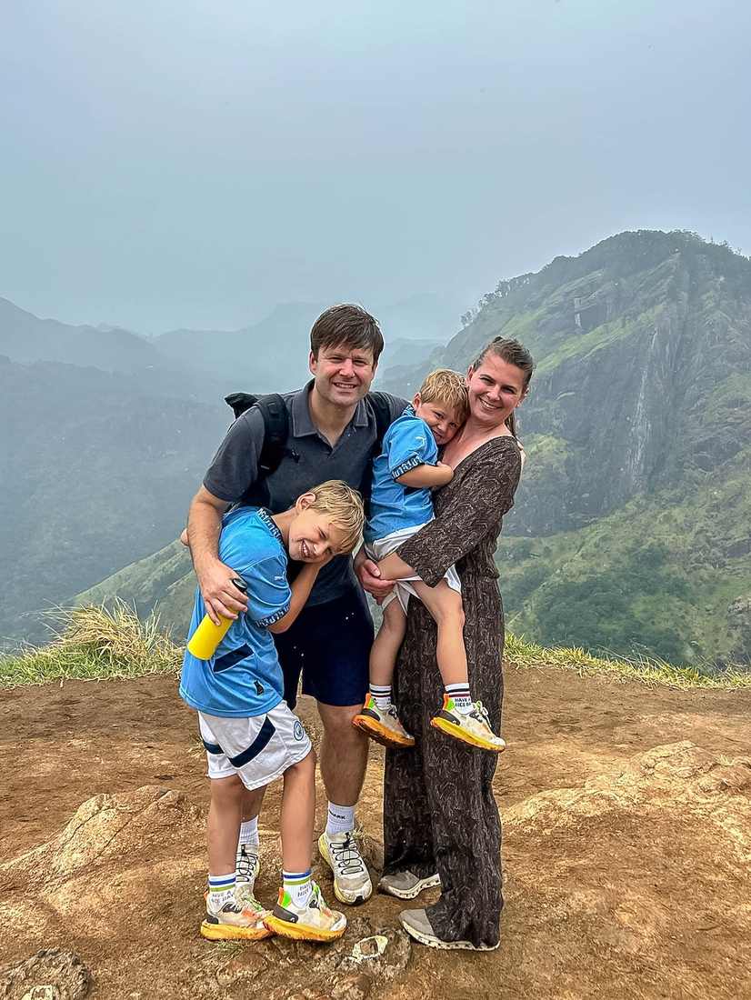 Het gezin bij een uitzichtpunt in de heuvels, Sri Lanka