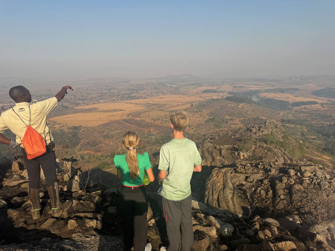 Uitzicht vanaf de bergtop over de vallei