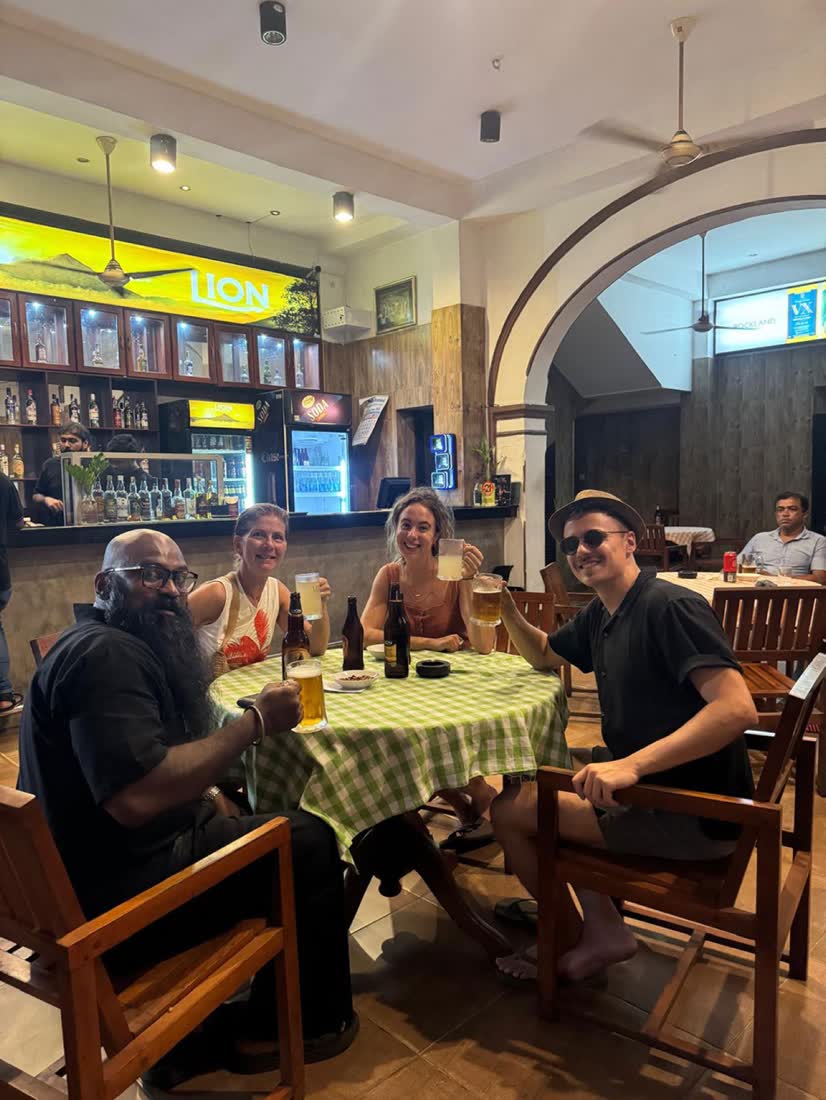 Een biertje na de stadstour met gids Shanjei in Galle, de zuidkust van Sri Lanka