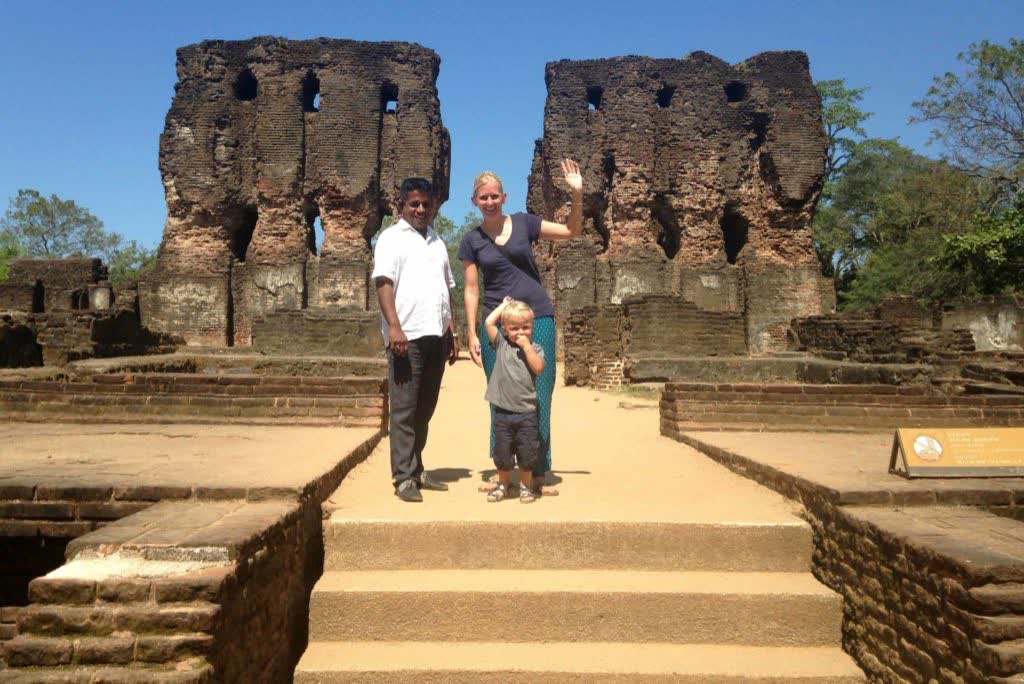 Chauffeur Harold onderweg in Sri Lanka
