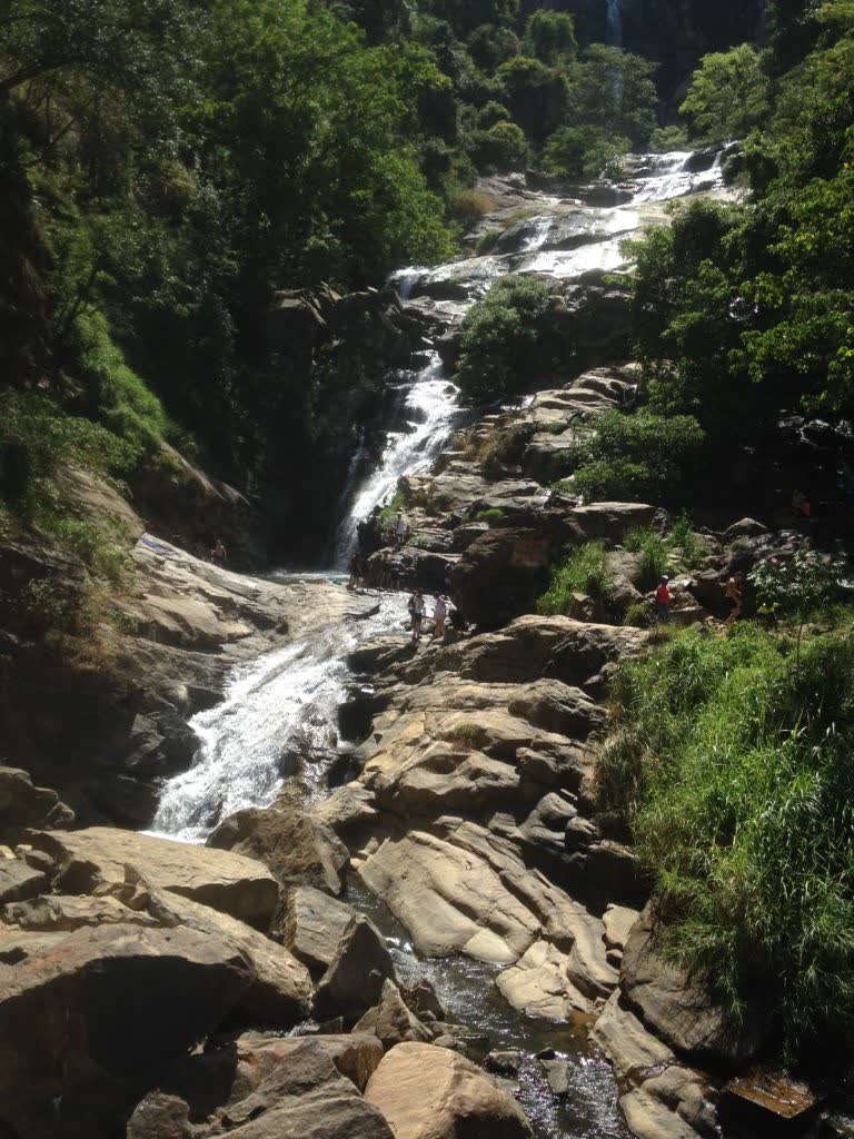 Op weg naar Ella kom je langs deze waterval, het heuvelland van Sri Lanka