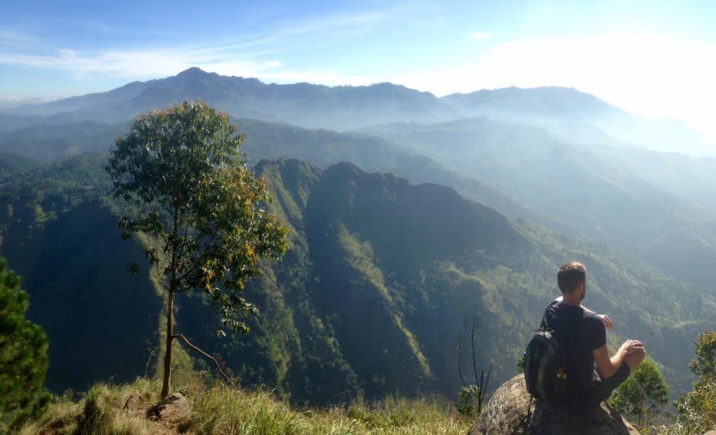 Uitzicht over de groene heuvels bij Ella, het heuvelland van Sri Lanka