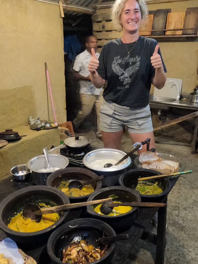 Kookles met pannen vol curry in Ella, het heuvelland van Sri Lanka