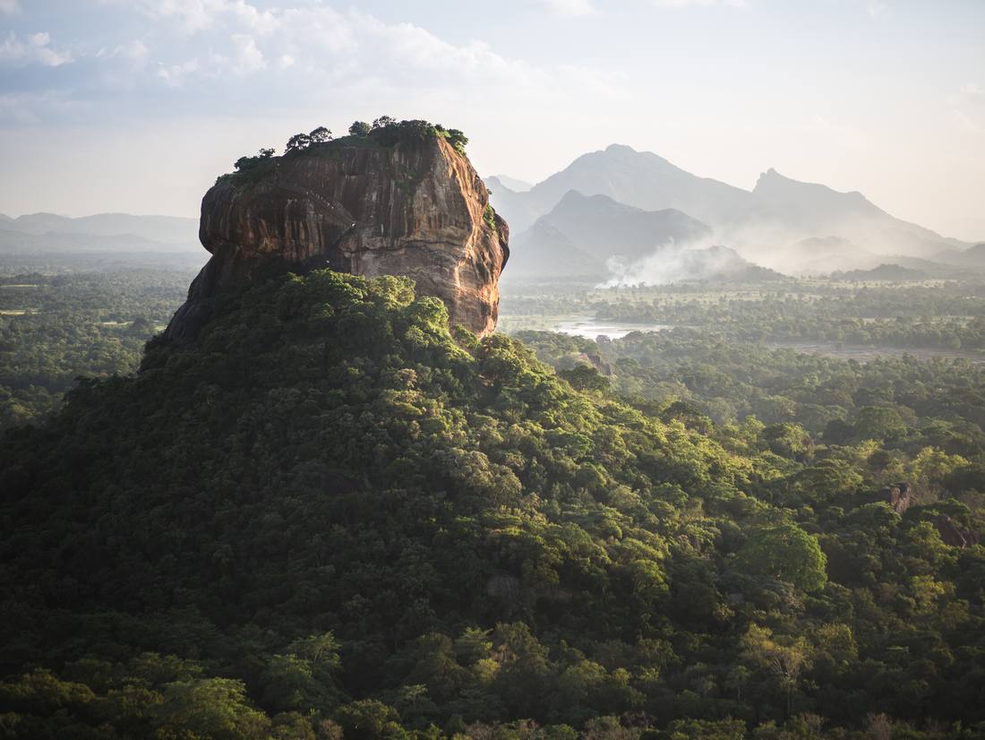 De Leeuwenrots bij Sigiriya boven het groen, gezien vanaf de Pidurangala-rots, Sri Lanka