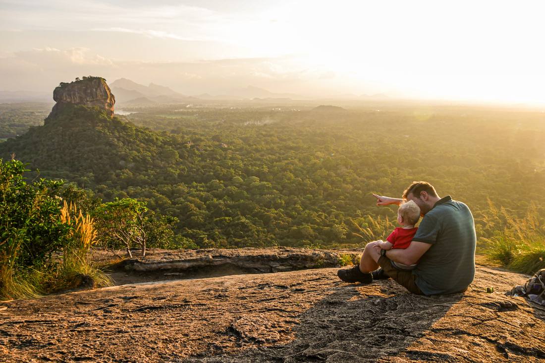 Kinderen op de trappen van de Leeuwenrots van Sigiriya, Sri Lanka