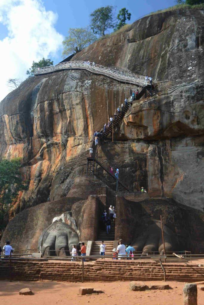 De leeuwenrots beklimmen met kinderen, Sigiriya, Sri Lanka