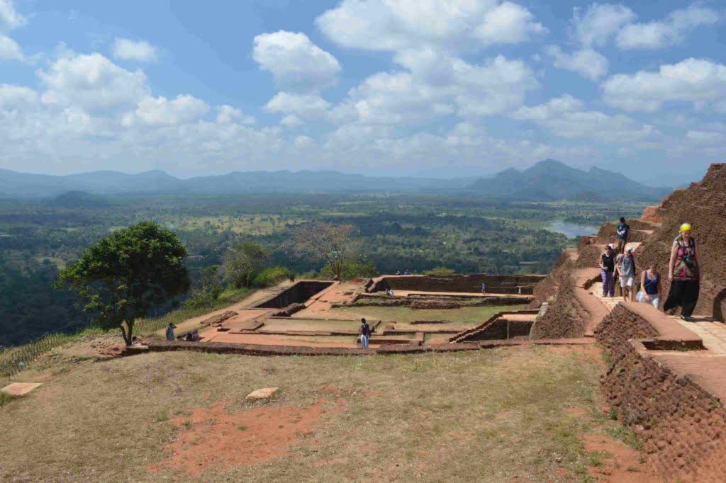 Uitzicht vanaf de top van de Leeuwenrots in Sigiriya, de culturele driehoek van Sri Lanka