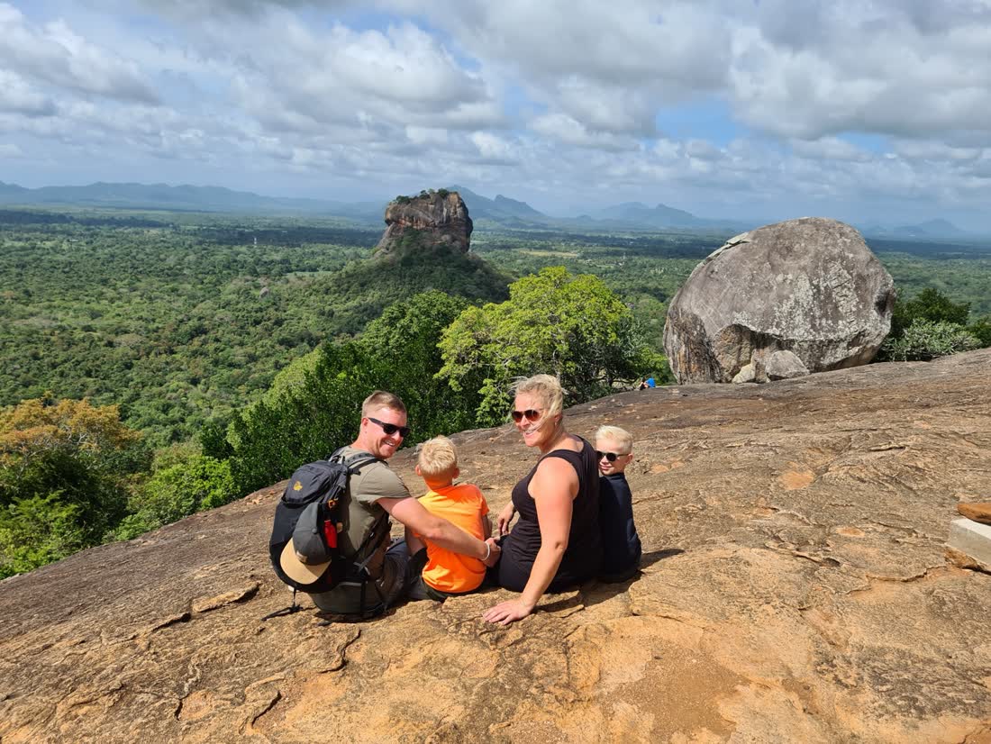 Gezin op de rots van Pidurangala met de Leeuwenrots in de verte, Sigiriya, Sri Lanka
