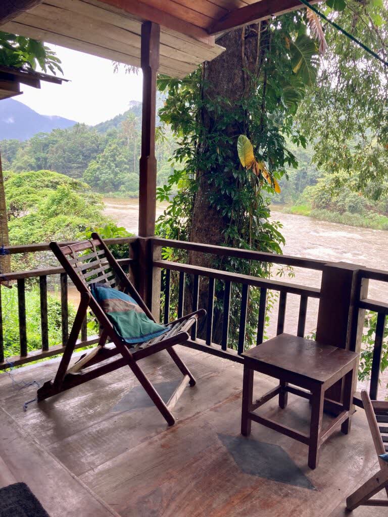 Uitzicht op de rivier vanaf de chalet in Kitulgala, Sri Lanka