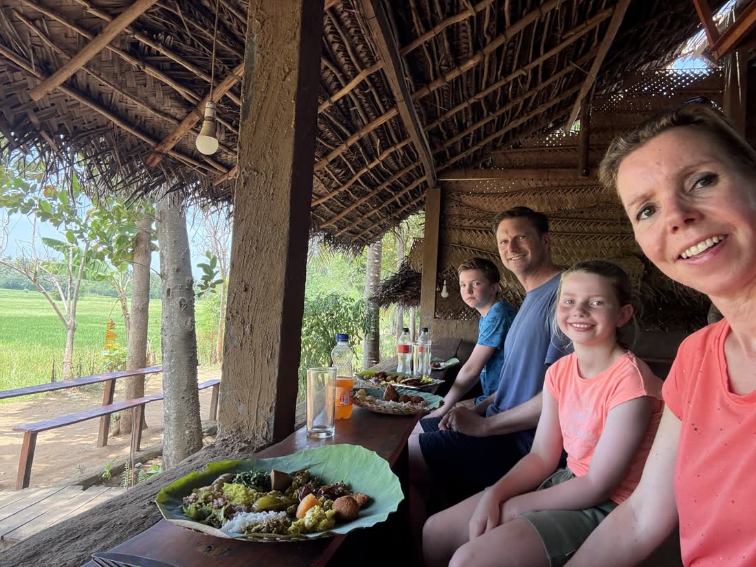 Rijst met curry's op tafel, Sri Lanka