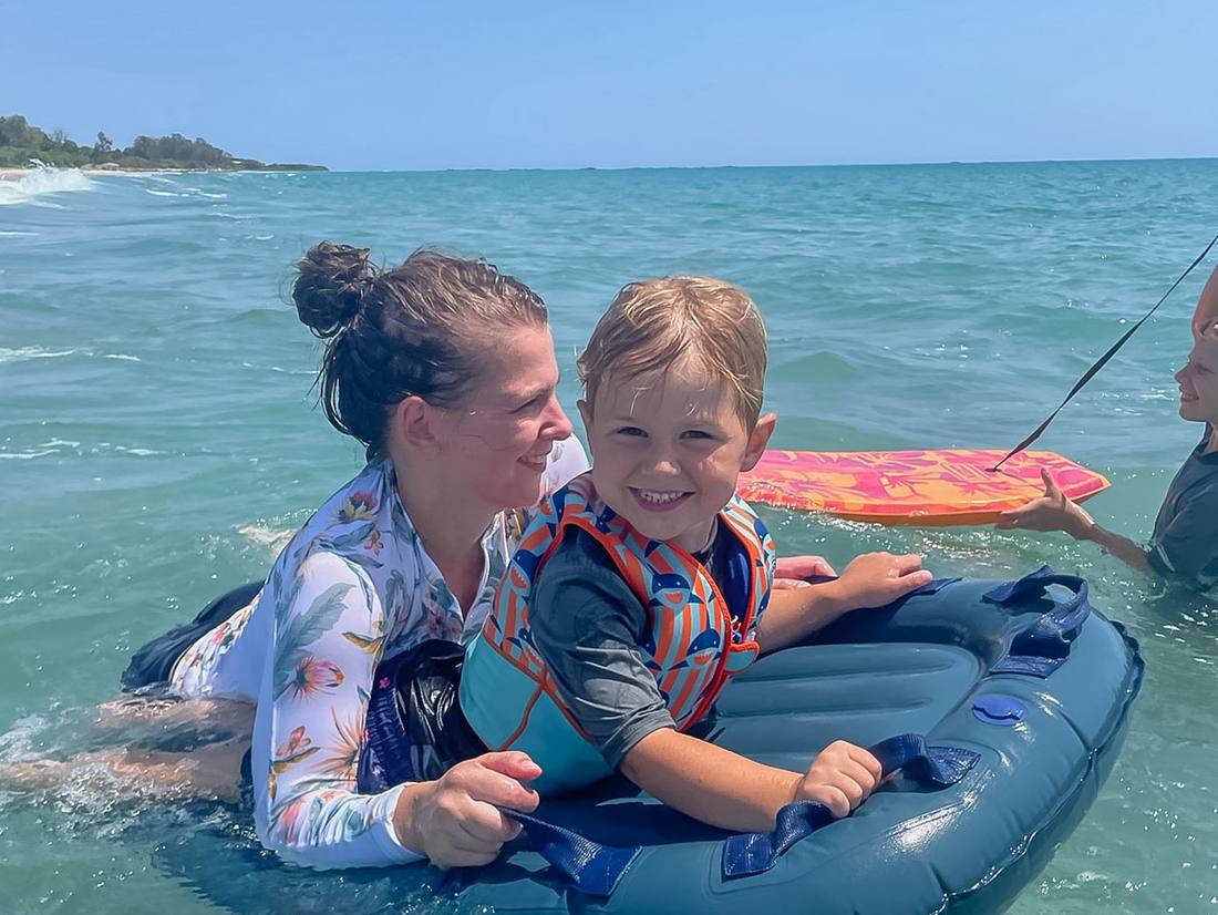 Rondreis Sri Lanka met kinderen - in ze zee