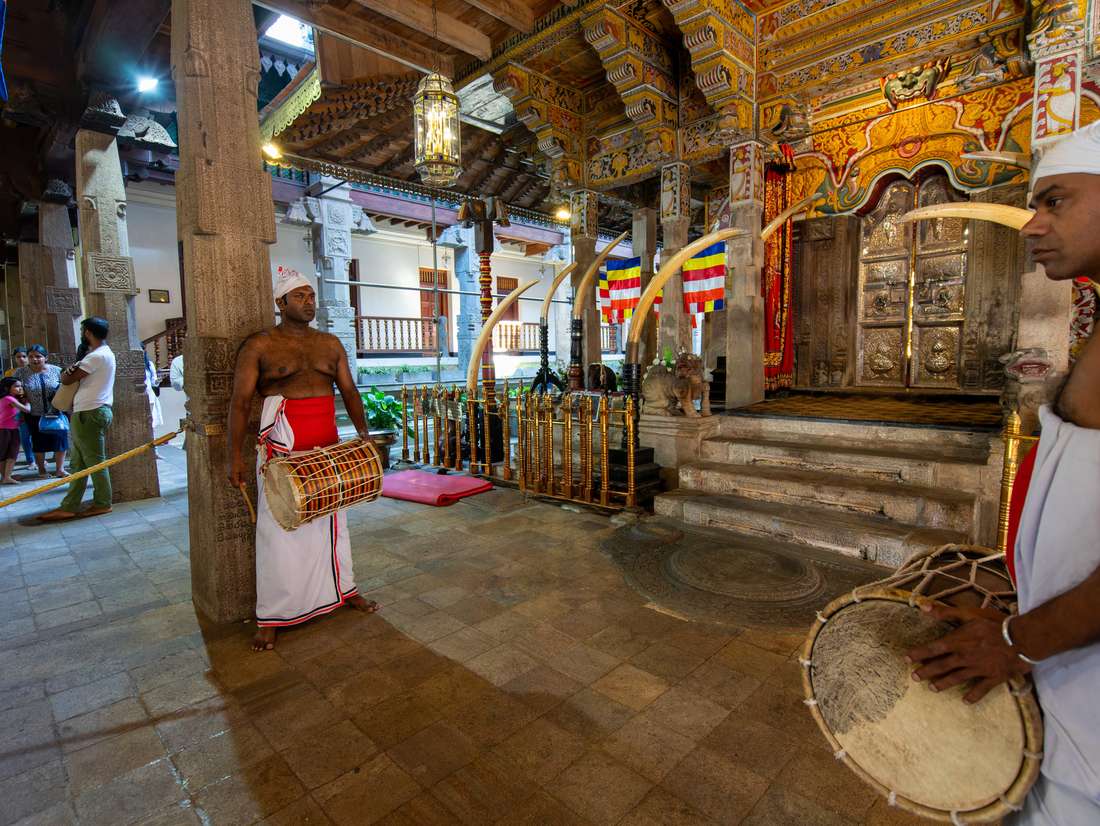 Trommelaars in de Tempel van de Tand in Kandy, Sri Lanka