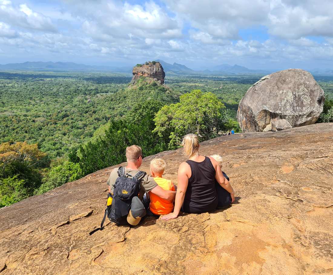 Uitkijken over het groen vanaf de rots bij Sigiriya, Sri Lanka