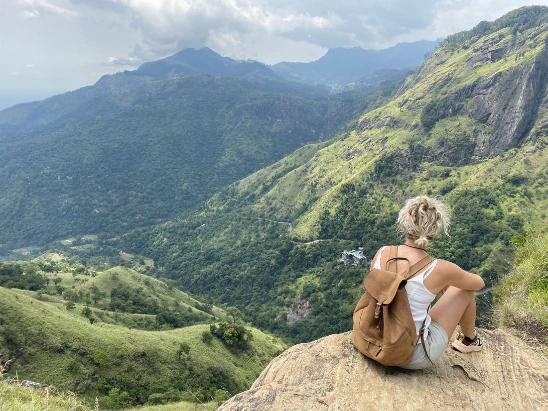 Uitkijken over de bergen bij Ella vanaf Little Adam's Peak, het heuvelland van Sri Lanka