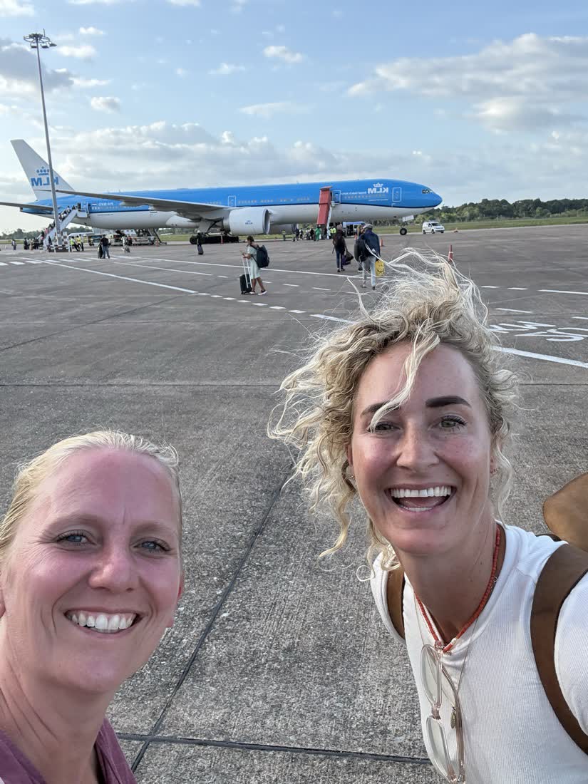 Nynke en Ilse op het vliegveld, onderweg naar een werkreis