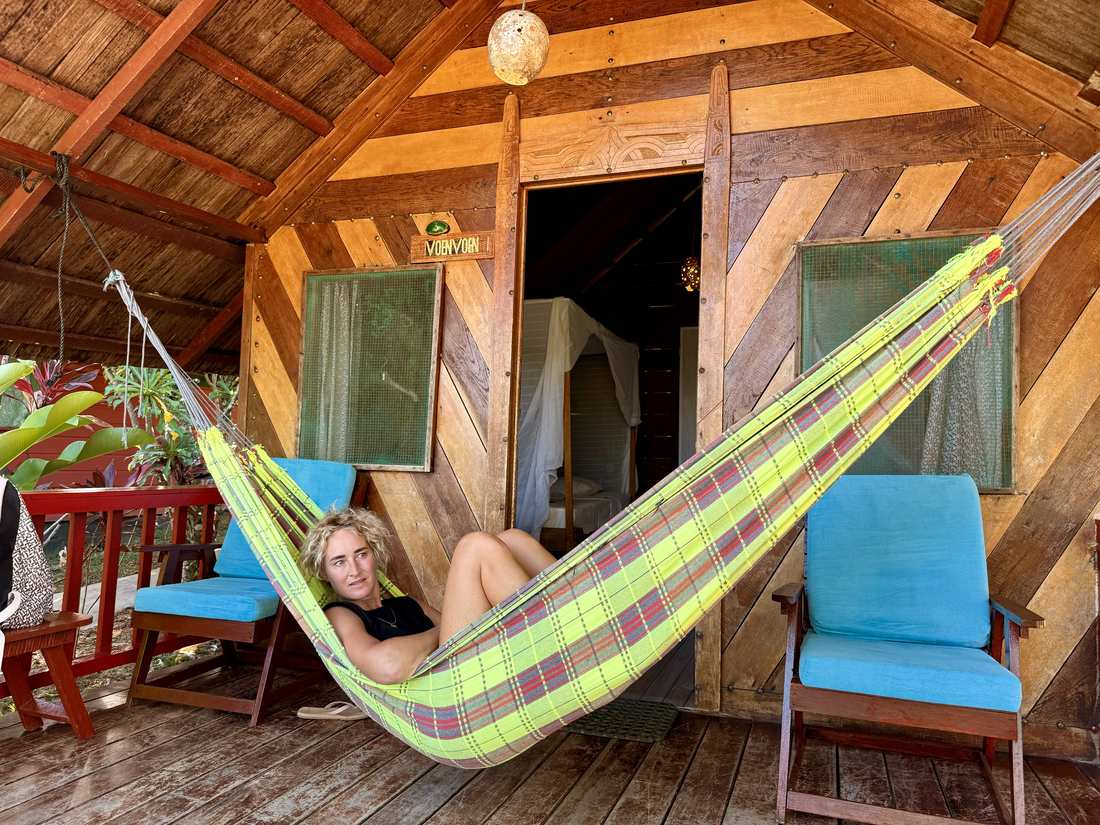 Ilse in een hangmat op de veranda van een houten huisje