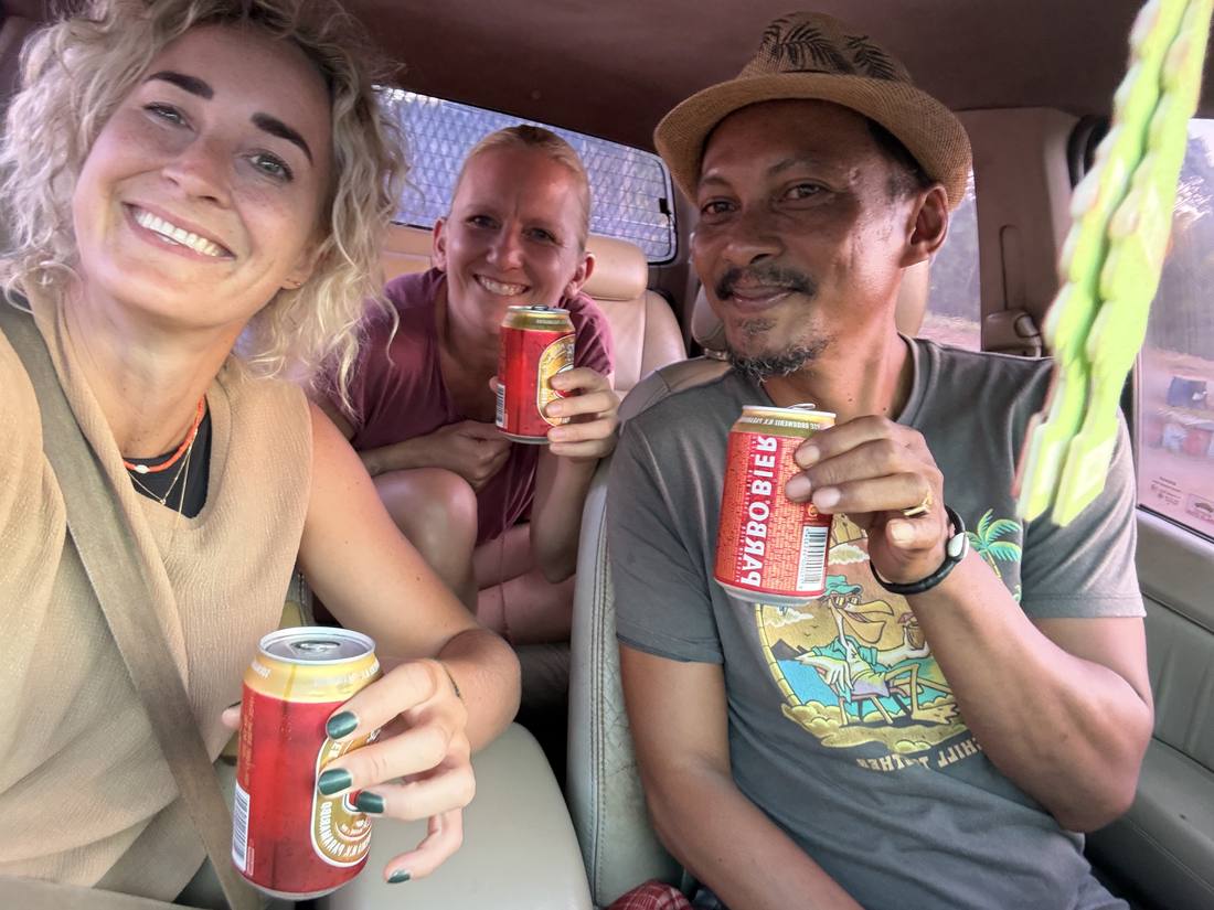 Ilse en Nynke drinken een biertje met hun lokale agent in de auto