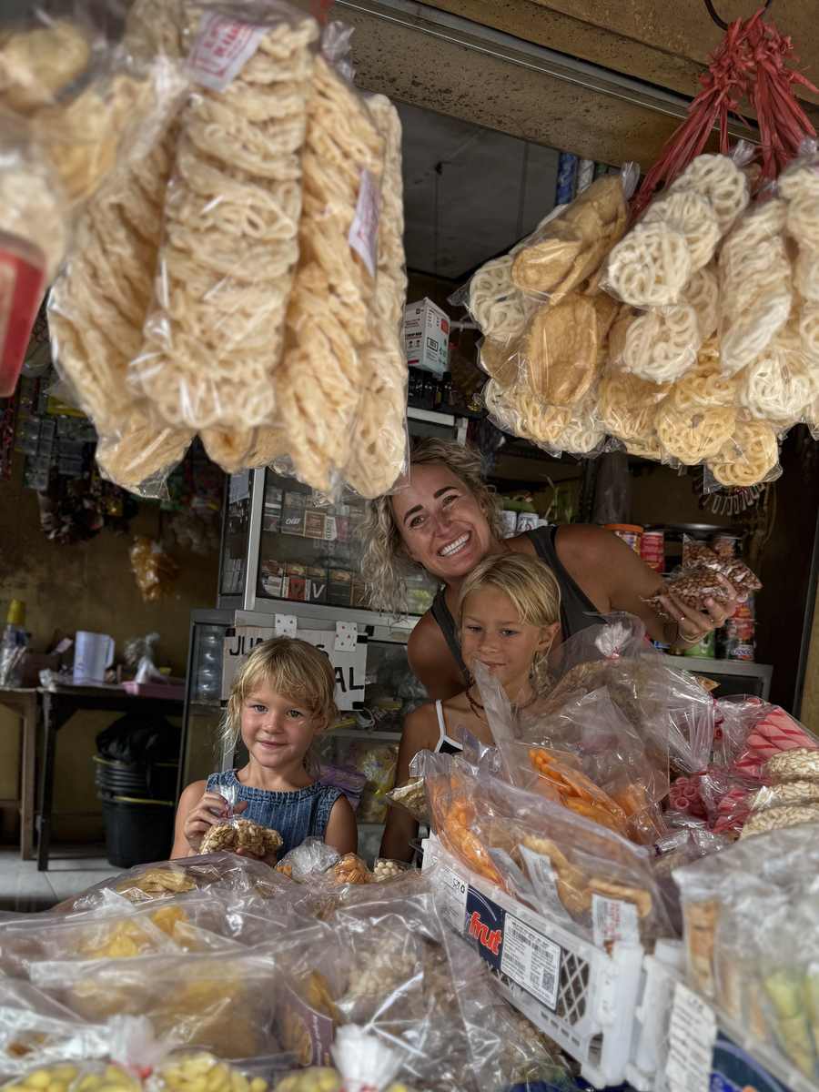 Ilse van de Reistoko met haar dochters in een winkeltje vol snacks