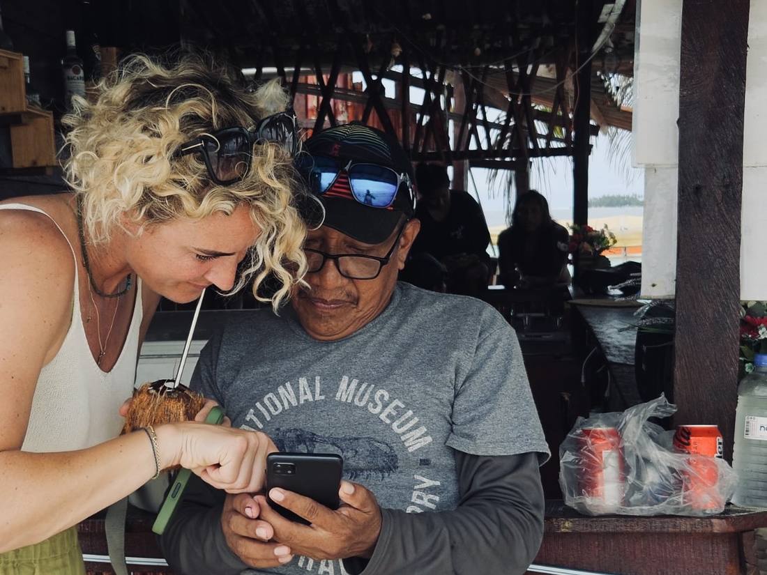 Ilse kijkt samen met een van onze gidsen op een telefoon