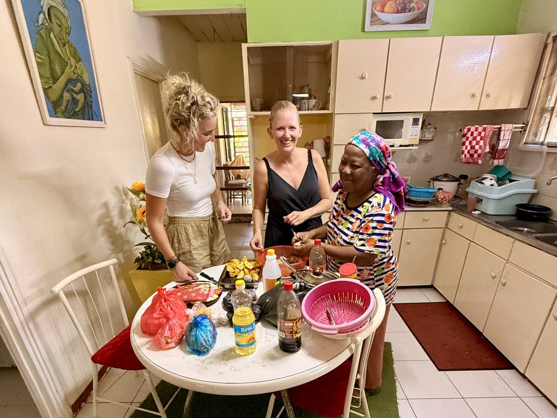Nynke en Ilse koken samen met een lokale kok in haar keuken
