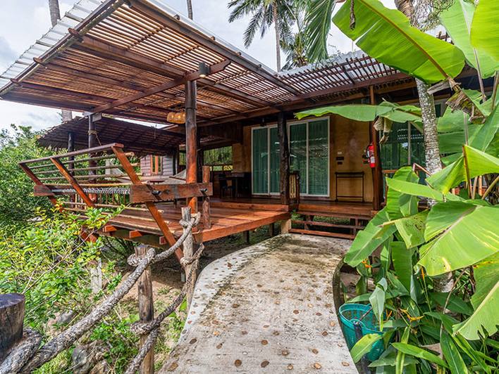 Houten cottage in een groene tuin bij Ao Nang, Krabi, Zuid-Thailand