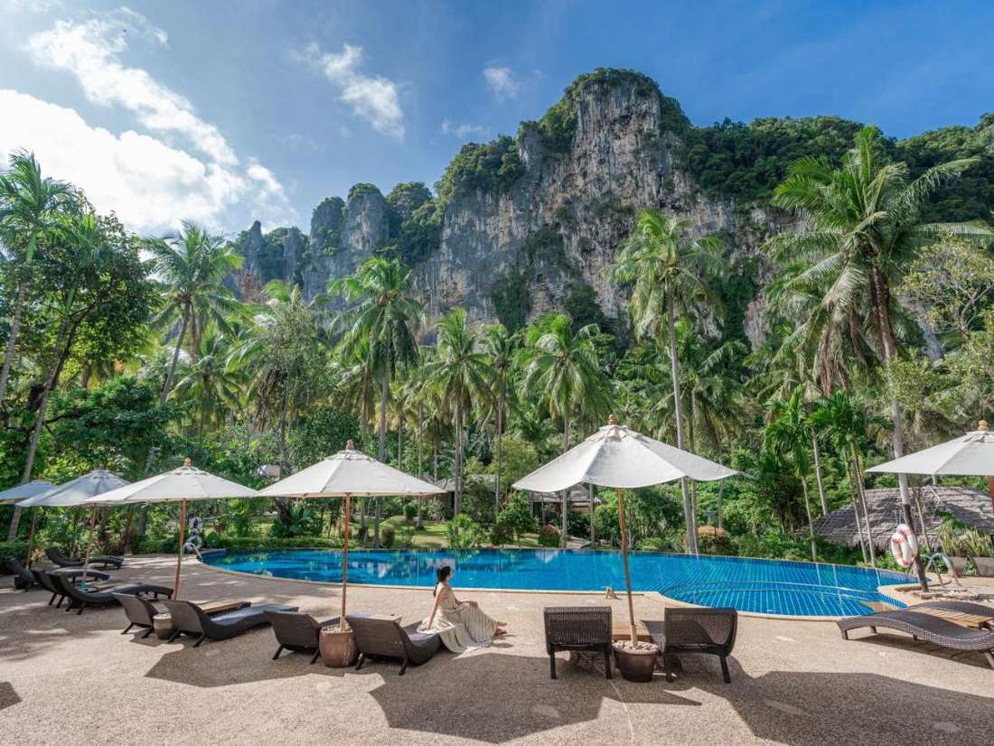 Zwembad met de kalkrotsen erachter bij Ao Nang, Krabi, Zuid-Thailand