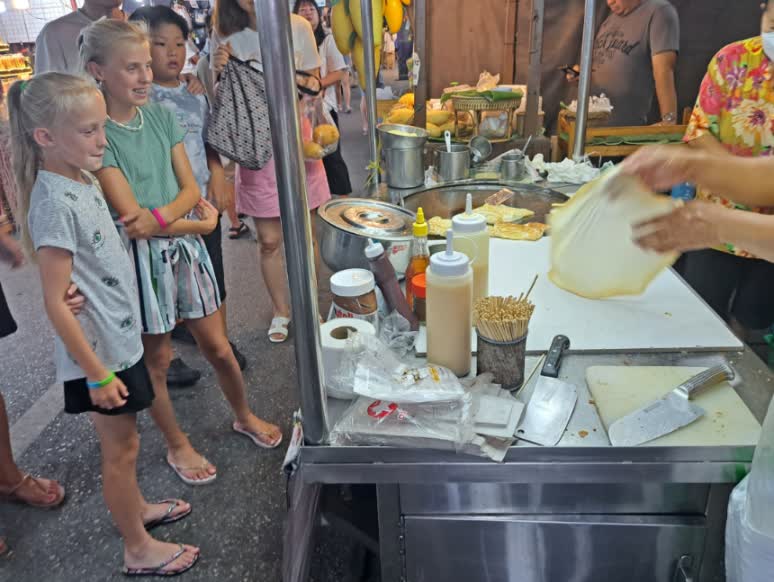 Eten op de avondmarkt in Bangkok, Thailand