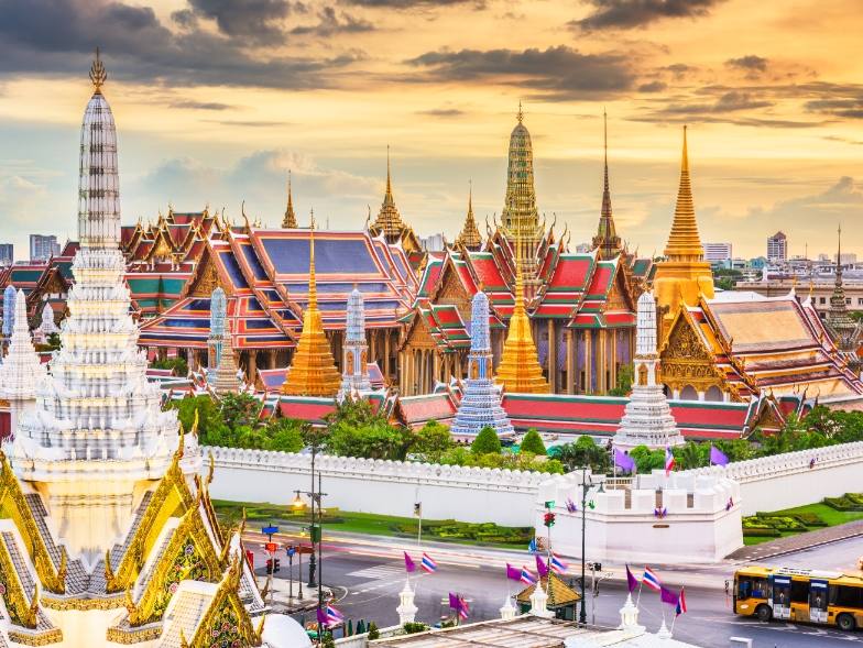 Het Grote Paleis in Bangkok bij zonsondergang, Thailand