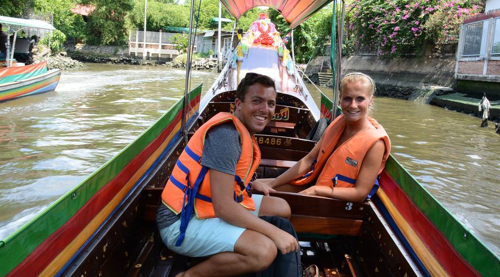 Stel in een longtailboot door de grachten van Bangkok