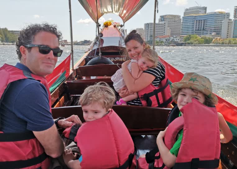 Longtailboot over de klongs van Bangkok, Thailand
