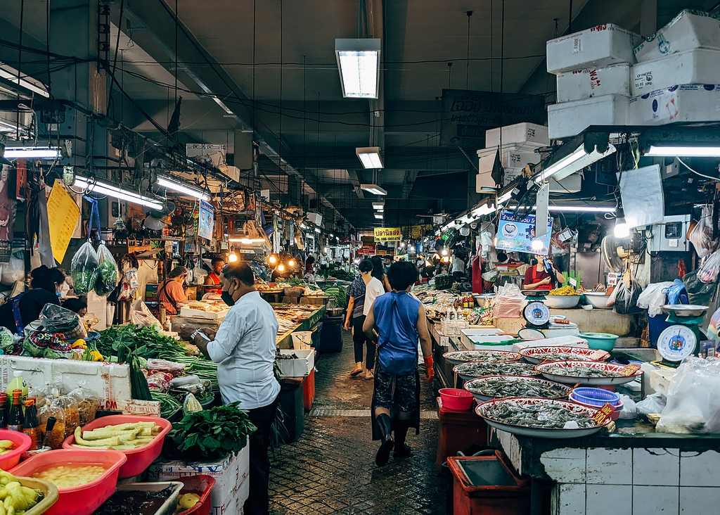 Kraampjes in een overdekte markthal in Bangkok, Thailand