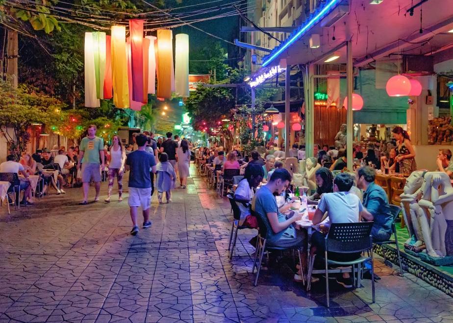 Terrasjes en lampionnen in de Rambuttri Alley in Bangkok, Thailand