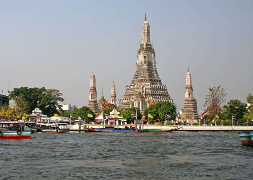 De tempel Wat Arun aan de rivier in Bangkok, Thailand