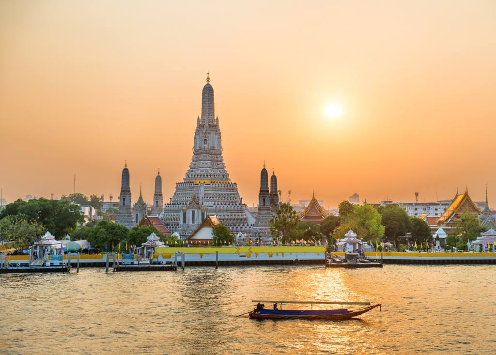 De tempel Wat Arun aan de rivier in Bangkok bij zonsondergang, Thailand