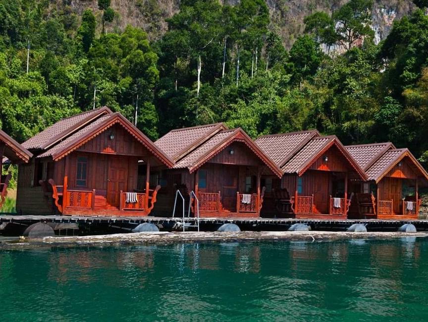 Drijvende bungalows op het Cheow Lan-meer bij Khao Sok, Zuid-Thailand