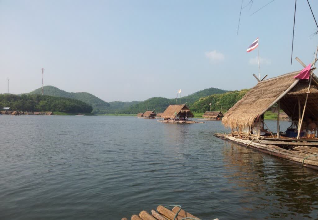 dobberen op een rafthouse, Thailand