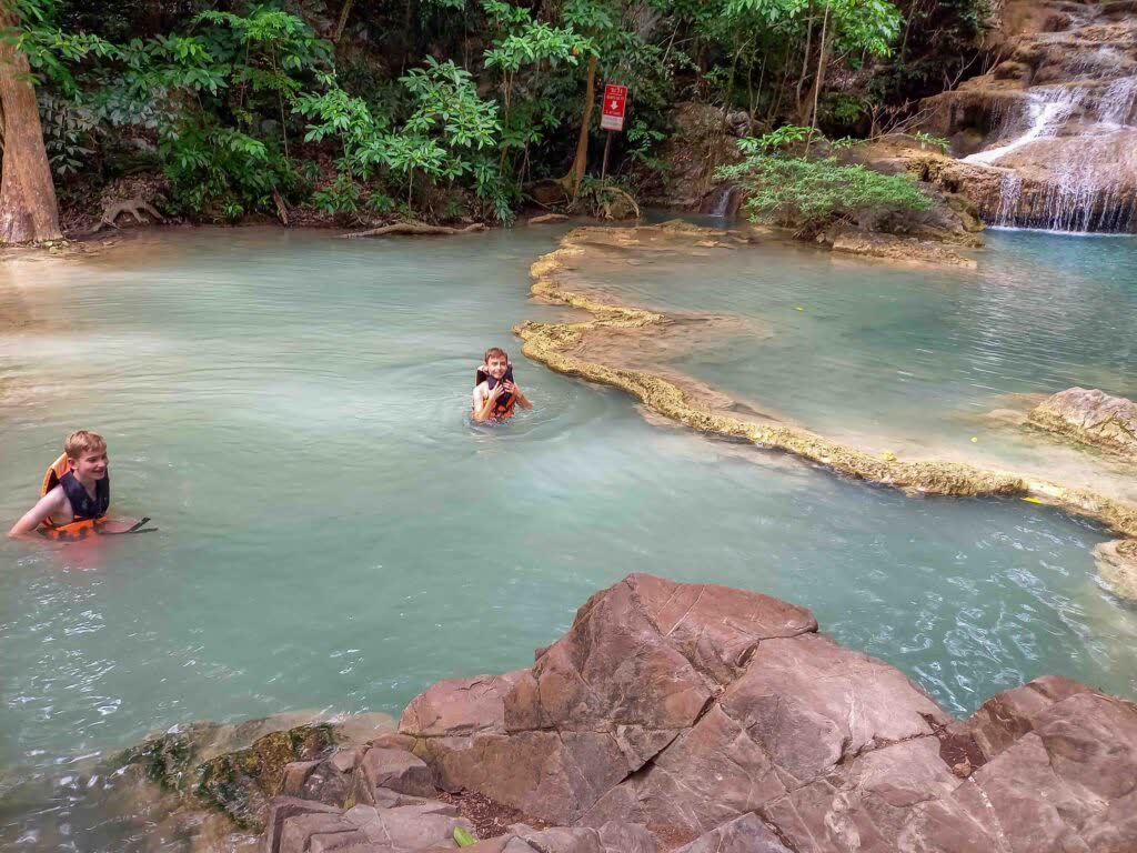 badderen onder de waterval, Thailand